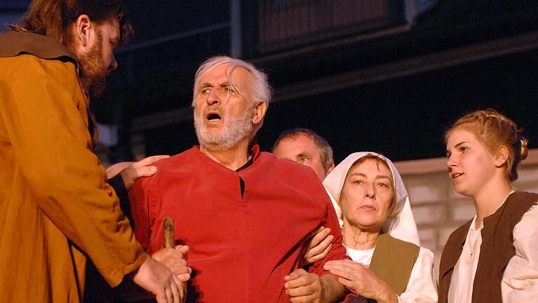 Karl Muth (Mitte) als Schauspieler im historischen Stück 'Gebrochene Schwingen'.&nbsp;