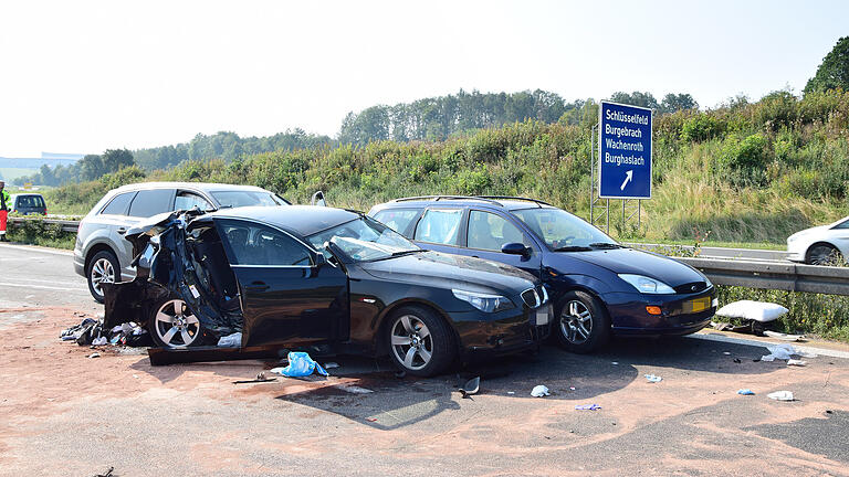 Schwerer Unfall auf A 3 bei Schüsselfeld: Säugling tot - Insgesamt sieben Menschen wurden am Sonntagmorgen bei einem Unfall auf der A 3 in der Nähe von Schlüsselfeld (Lkr. Bamberg) zum Teil schwer verletzt. Ein vier Monate alter Säugling starb im Krankenhaus. Schwerer Unfall auf A 3 bei Schüsselfeld: Säugling tot - Insgesamt sieben Menschen wurden am Sonntagmorgen bei einem Unfall auf der A 3 in der Nähe von Schlüsselfeld (Lkr. Bamberg) zum Teil schwer verletzt. Ein vier Monate alter Säugling starb im Krankenhaus.