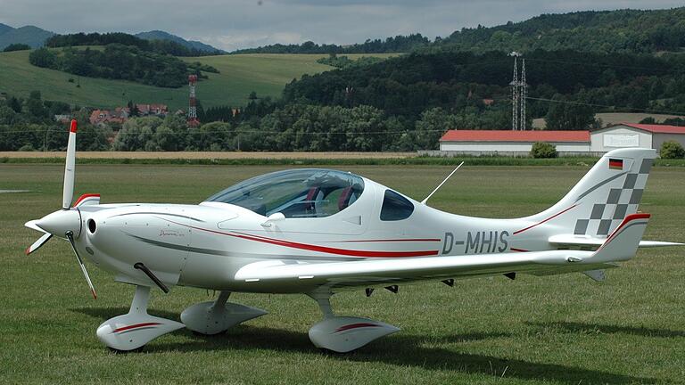 Ein neues Ultraleichtflugzeug will der Flugsportclub Würzburg anschaffen. Das Flugzeug ist leiser als das momentane Schleppflugzeug, kostet aber 160 000 Euro. Ein neues Ultraleichtflugzeug will der Flugsportclub Würzburg anschaffen. Das Flugzeug ist leiser als das momentane Schleppflugzeug, kostet aber 160 000 Euro. 