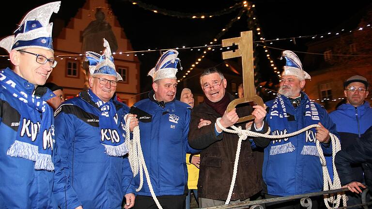 Bürgermeister Peter Kornell gibt sich geschlagen. Gefesselt übergibt er beim Volkacher Winterzauber den symbolischen Rathausschlüssel an die aufständischen KVO-Narren mit (von links): Sitzungspräsident Torsten Müller, Vereinspräsident Manfred Krapp, Frank Langhirt und Dieter Keller. Rechts im Bild ist Organisator Marco Maiberger.
