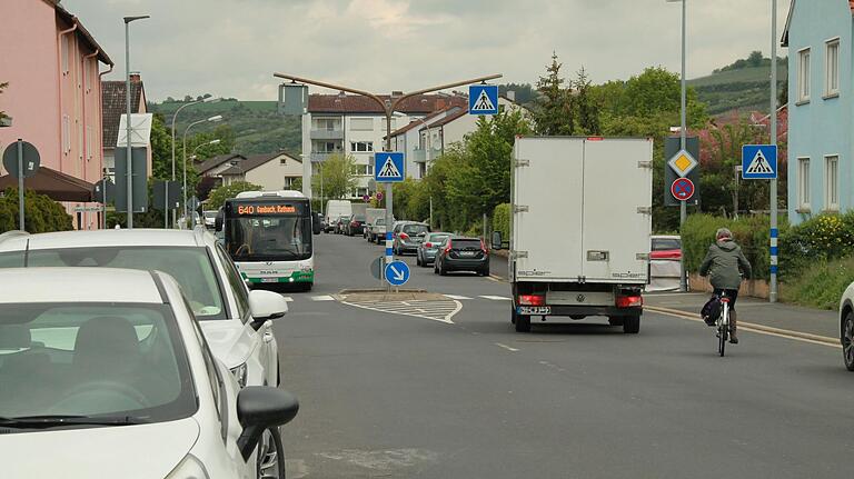 Zerschneidet Karlstadt in Nord-Süd-Richtung: die Bodelschwinghstraße. Zerschneidet Karlstadt in Nord-Süd-Richtung: die Bodelschwinghstraße.