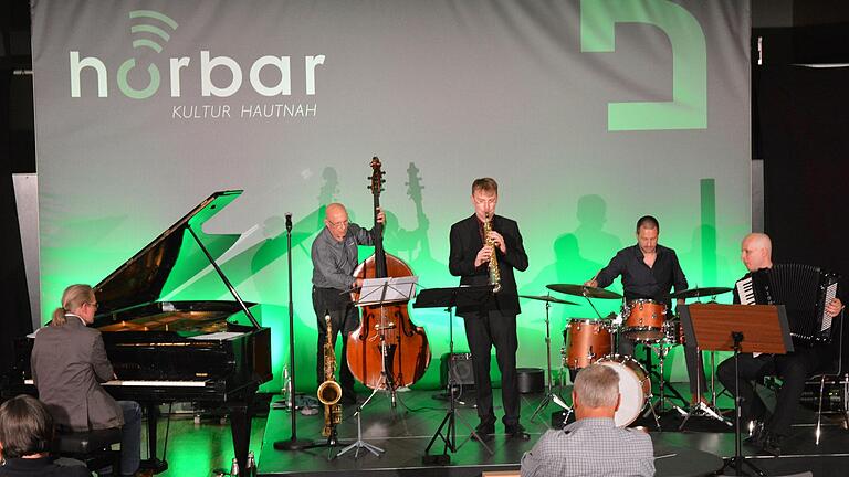 Den Jazz in den Tangos von Astor Piazzolla arbeiteten in der Hörbar (von links) Bernhard Pichl, Rudi Engel, Hubert Winter, Tobias Schirmer und Arseniy Strokovskiy gemeinsam fabelhaft heraus.