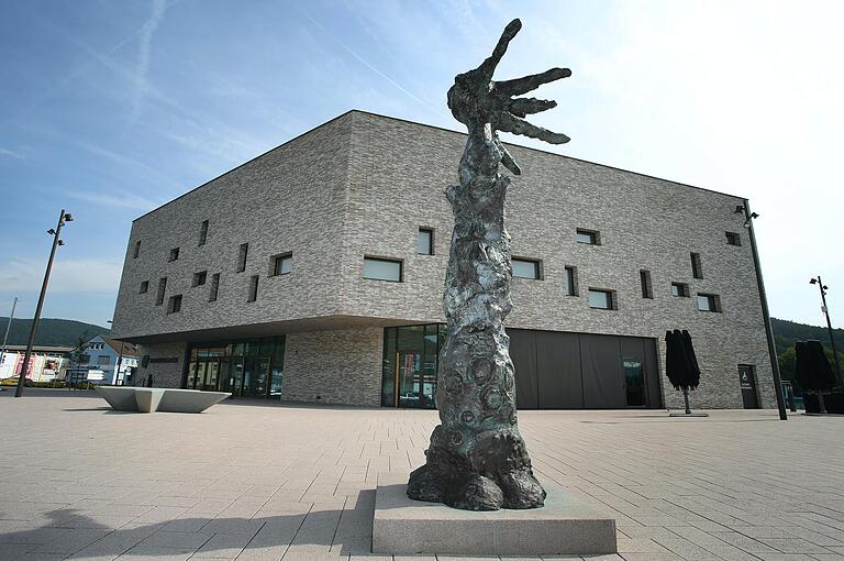 Eine moderne Schneewittchen-Statue des Künstlers Peter Wittstadt steht seit August 2017 vor der Stadthalle in Lohr. Als 'Horrorwittchen' wurde die Figur zwischenzeitlich tituliert.