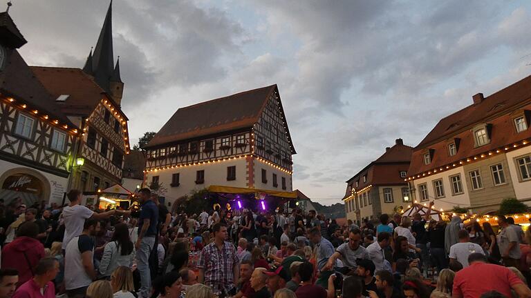 Ausgelassen feiern die Besucherinnen und Besucher auf dem Zeiler Weinfest (Archivbild 2022). In den meisten Fällen läuft das friedlich ab, doch manche übertreiben es. Das hat jetzt Konsequenzen. Ausgelassen feiern die Besucherinnen und Besucher auf dem Zeiler Weinfest (Archivbild 2022). In den meisten Fällen läuft das friedlich ab, doch manche übertreiben es. Das hat jetzt Konsequenzen.