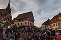 Ausgelassen feiern die Besucherinnen und Besucher auf dem Zeiler Weinfest (Archivbild 2022). In den meisten Fällen läuft das friedlich ab, doch manche übertreiben es. Das hat jetzt Konsequenzen.