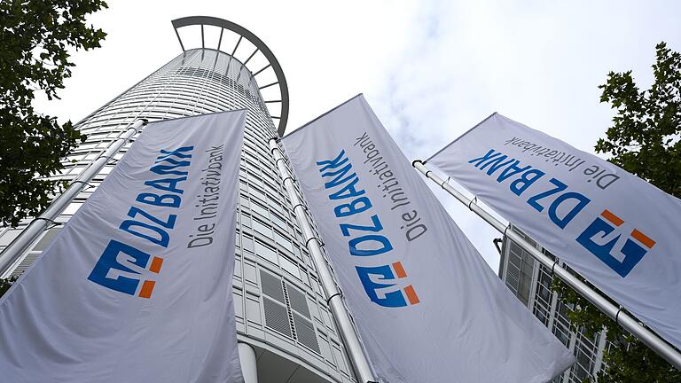 DZ Bank in Frankfurt am Main       -  Genossenschaftliches Spitzeninstitut schneidet 2024 besser ab als erwartet (Archivbild)