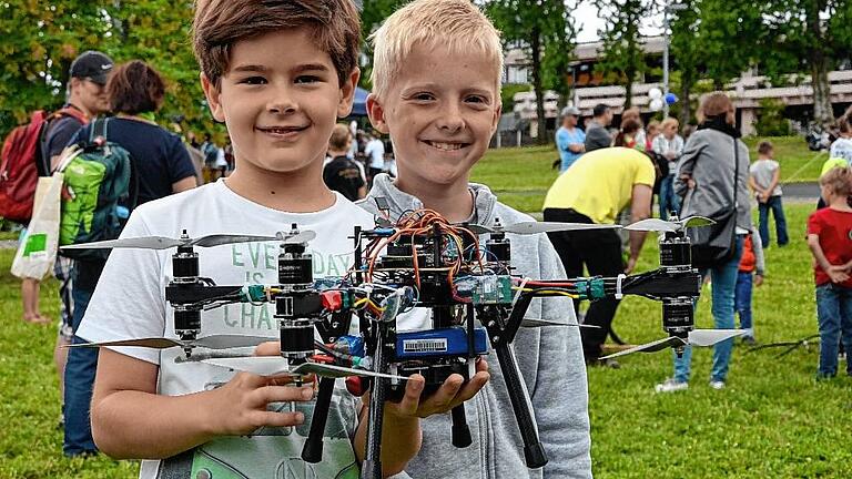 Lukas (links) und Finn mit einem Quadrocopter.