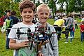 Lukas (links) und Finn mit einem Quadrocopter.