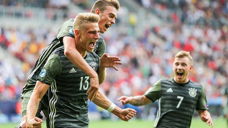 2:2 - Torschütze Felix Platte (l-r), Janik Haberer und Max Meyer jubeln nach dem Ausgleich zum 2:2 gegen England. Foto: Jan Woitas 2:2 - Torschütze Felix Platte (l-r), Janik Haberer und Max Meyer jubeln nach dem Ausgleich zum 2:2 gegen England. Foto: Jan Woitas
