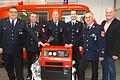 Die neue Motorpumpe für die Haselbacher Feuerwehr kam gerade rechtzeitig zur Übergabe des Kommandanten-Postens. Das Bild zeigt von links den neuen Kommandanten Thilo Schilder und seinen Stellvertreter Heiko Rahm, den neuen Vorsitzenden Winfried Göbl, den scheidenden stellvertretenden Kommandanten Richard Eußner und den bisherigen Kommandanten Georg Reitz sowie Bürgermeister Georg Seiffert.