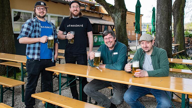 Tobias Zippel, Daniel Seberich, Harald Rauenbusch und Patrick Schopf (von links) im Biergarten des Lokals&nbsp; 'Wasserhäusle'. Sie sind die neuen Betreiber des bisher griechischen Restaurants.