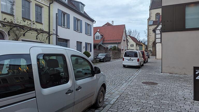 Die Pfarrgasse ist der verkehrstechnische Brennpunkt in der Iphöfer Altstadt. Links und rechts parken Autos, in der Mitte fließt der Verkehr. Die Pfarrgasse ist der verkehrstechnische Brennpunkt in der Iphöfer Altstadt. Links und rechts parken Autos, in der Mitte fließt der Verkehr.