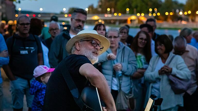 Besondere Momente bietet der Pflasterklang des KultuPackts vor allem am Abend an der Gutermann-Promenade in Schweinfurt. Im Jahr 2024 findet das Straßenmusikfestival 27. Juli statt.