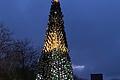 Altglas-Christbaum: Acht Meter hoher Weihnachtsbaum aus Flaschen auf dem Eventgelände des 'Brückenbarons' in Bolzhausen