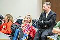 Der Moment der Wahrheit: Der SPD-Bundestagsabgeordnete Markus Hümpfer (Mitte) sieht im Sitzungssaal des Schweinfurter Rathauses die Ergebnisse der Bundestagswahl. Er verliert sein Mandat.&nbsp;
