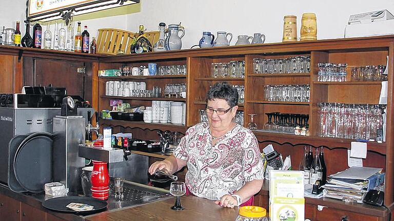 Die Wirtin vom Schweinfurter Haus: Ingrid Bischof an der Theke.