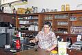 Die Wirtin vom Schweinfurter Haus: Ingrid Bischof an der Theke.