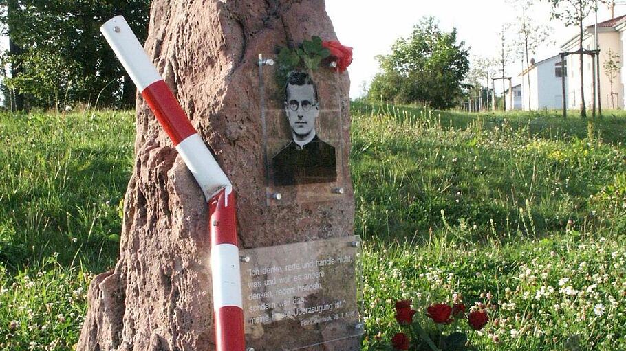Auf dem ehemaligen Kasernengelände in Bad Kissingen erinnert ein Gedenkstein an Pater Franz Reinisch. Die Schranke soll die Gewalt der Nazi-Diktatur versinnbildlichen, die das Gewissen von Pater Reinisch nicht brechen konnte. Foto: Peter Klopf       -  Auf dem ehemaligen Kasernengelände in Bad Kissingen erinnert ein Gedenkstein an Pater Franz Reinisch. Die Schranke soll die Gewalt der Nazi-Diktatur versinnbildlichen, die das Gewissen von Pater Reinisch nicht brechen konnte. Foto: Peter Klopf