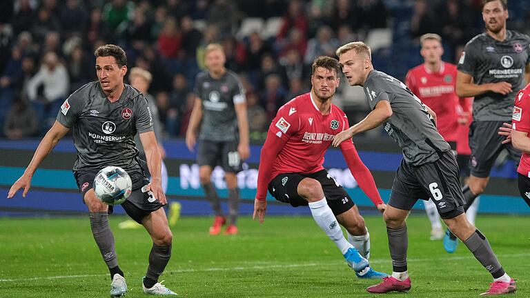 Der Mann des Abends in der HDI-Arena von Hannover 96: Nürnbergs Georg Margreitter (links, recht Tim Handwerker, Mitte&nbsp;Hannovers Hendrik Weydandt).&nbsp;