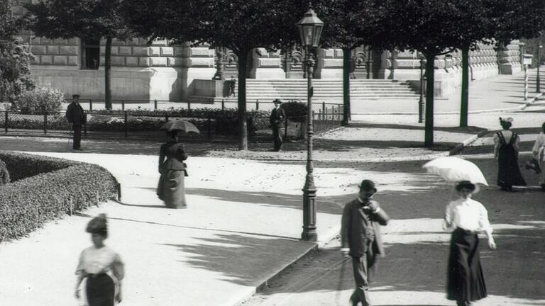 Ein historischer Blick auf den heutigen Geschwister-Scholl-Platz. Im Hintergrund die Treppen zum heutigen Amtsgericht. 2750 solcher Gaslaternen gab es einst im Würzburger Stadtgebiet. Ein historischer Blick auf den heutigen Geschwister-Scholl-Platz. Im Hintergrund die Treppen zum heutigen Amtsgericht. 2750 solcher Gaslaternen gab es einst im Würzburger Stadtgebiet.