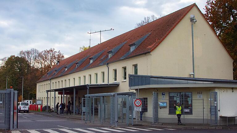 In der Anker-Einrichtung in Geldersheim kam es am Montagabend zu einer Massenschlägerei. In der Anker-Einrichtung in Geldersheim kam es am Montagabend zu einer Massenschlägerei.