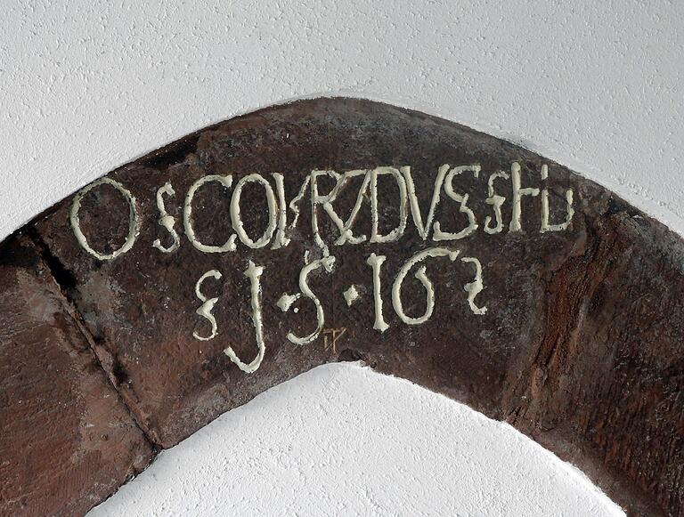 Die zwei Türgewände aus den Jahren 1526 und 1615, die 1969 im Treppenhaus
eingemauert wurden, weisen darauf hin, dass es vermutlich mehrere
Vorgängerbauten gab. Der kleine, gotische Spitzbogen, trägt die Jahreszahl 1526.
Die Initialen können leider bei beiden Bögen keiner bestimmten Person aus damaliger
Zeit zugeordnet werden. Die zwei Türgewände aus den Jahren 1526 und 1615, die 1969 im Treppenhaus
eingemauert wurden, weisen darauf hin, dass es vermutlich mehrere
Vorgängerbauten gab. Der kleine, gotische Spitzbogen, trägt die Jahreszahl 1526.
Die Initialen können leider bei beiden Bögen keiner bestimmten Person aus damaliger
Zeit zugeordnet werden. 
