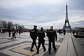 Deutscher bei mutmaßlicher Terror-Attacke in Paris getötet.jpeg       -  Französische Polizisten patrouillieren auf dem Trocadero-Platz in der Nähe des Eiffelturms, nachdem ein Mann am späten Samstagabend einen deutschen Touristen getötet hat.