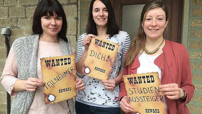 Julia Grimmer, Carolin Schuler (beide Projekt &bdquo;Zukunftscoach&ldquo;) und Jamila Hildenbrand (Studentin Uni Würzburg) auf der Suche nach Studienteilnehmern (von links).