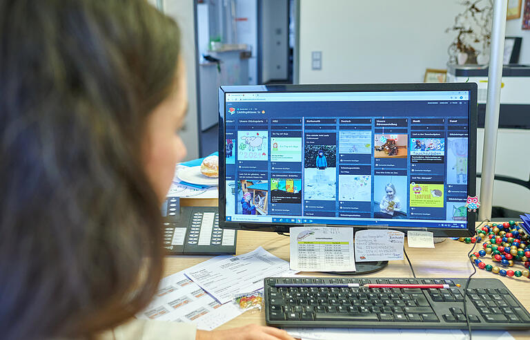 Auf der digitalen Pinwand, dem Padlet, sehen die Kinder ihre täglichen Arbeitsaufgaben. Hier können sie auch Fotos hochladen. Auf der digitalen Pinwand, dem Padlet, sehen die Kinder ihre täglichen Arbeitsaufgaben. Hier können sie auch Fotos hochladen. 