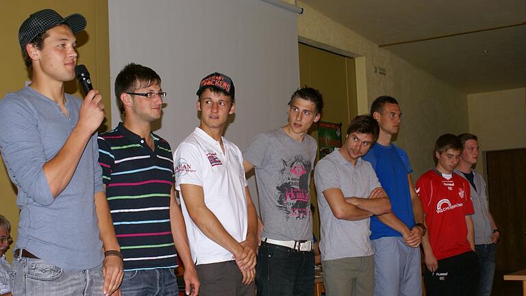 Vorstellung der Neuzugänge beim TSV Aubstadt im Juli 2011. Von links: Julian Grell, Daniel Leicht, Christoph Rützel, Patrick Winter, Johannes Frank und Julius Benkenstein. Vorstellung der Neuzugänge beim TSV Aubstadt im Juli 2011. Von links: Julian Grell, Daniel Leicht, Christoph Rützel, Patrick Winter, Johannes Frank und Julius Benkenstein.
