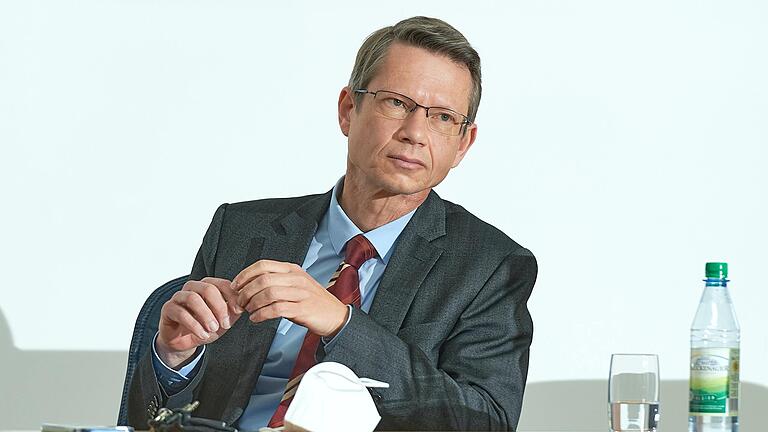 Schweinfurts Oberbürgermeister Sebastian Remelé musste sich in den vergangenen Monaten zahlreichen kritischen Fragen zum Thema Grundstückspreise im Maintal und seiner Verantwortung stellen. Schweinfurts Oberbürgermeister Sebastian Remelé musste sich in den vergangenen Monaten zahlreichen kritischen Fragen zum Thema Grundstückspreise im Maintal und seiner Verantwortung stellen.