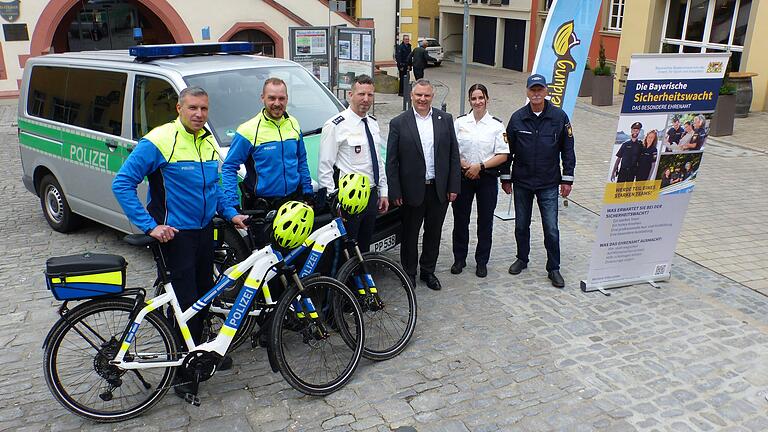 Auf dem Volkacher Marktplatz stellte die Polizei Kitzingen die Fahrradstreife vor und machte Werbung für die kommende Sicherheitswacht Volkach. Auf dem Volkacher Marktplatz stellte die Polizei Kitzingen die Fahrradstreife vor und machte Werbung für die kommende Sicherheitswacht Volkach. 