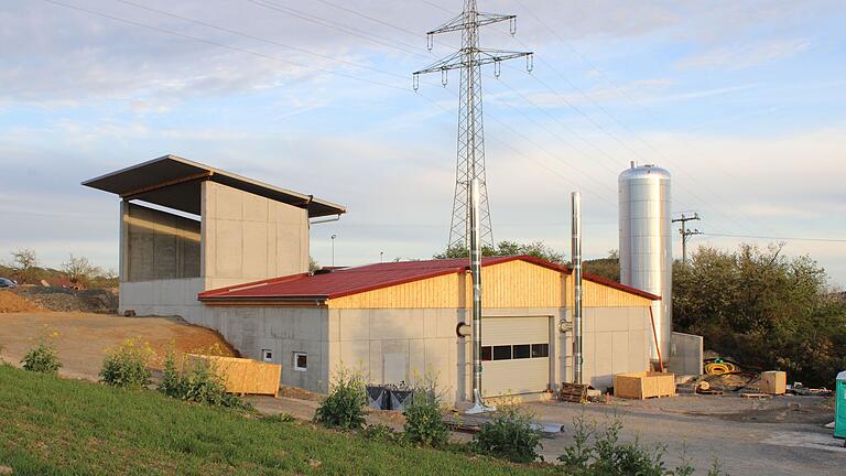 Das Heizhaus der Nahwärme Waldbehrungen mit Pufferspeicher und Hackschnitzelbunker am Ortsrand von Oberwaldbehrungen. In den kommenden Wochen erfolgen die Inbetriebnahmearbeiten. Das Heizhaus der Nahwärme Waldbehrungen mit Pufferspeicher und Hackschnitzelbunker am Ortsrand von Oberwaldbehrungen. In den kommenden Wochen erfolgen die Inbetriebnahmearbeiten.