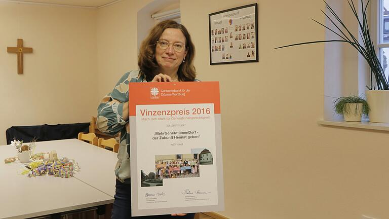 Stefanie Heßdörfer (Leitung des MGHs, und stellvertretende Vorsitzende des Landesnetzwerks bayerischer Mehrgenerationenhäuser e.V.) mit dem Vinzenzpreis 2016 für das Projekt 'Mehrgenerationendorf - der Zukunft Heimat geben'. Stefanie Heßdörfer (Leitung des MGHs, und stellvertretende Vorsitzende des Landesnetzwerks bayerischer Mehrgenerationenhäuser e.V.) mit dem Vinzenzpreis 2016 für das Projekt 'Mehrgenerationendorf - der Zukunft Heimat geben'.