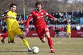 Daniel Hägele (hier im Zweikampf mit Vilzings Andreas Jünger) spielt auch in der kommenden Saison für die Würzburger Kickers.