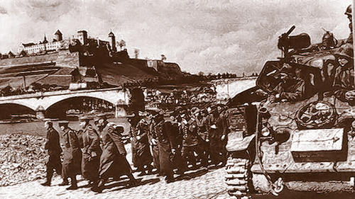 Deutsche Soldaten gehen in Gefangenschaft. Im Hintergrund die notdürftig reparierte Löwenbrücke. Deutsche Soldaten gehen in Gefangenschaft. Im Hintergrund die notdürftig reparierte Löwenbrücke.