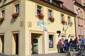 Nach 30 Jahren soll die Tourist-Info an der Alten Mainbrücke modernisiert werden. Die Stadträte informierten sich im Sommer (unser Foto) bei Leiterin Julia Then vor Ort über den aktuellen Zustand und die notwendigen Maßnahmen. Inzwischen gibt es im Stadtrat aber auch Überlegungen, für die Anlaufstelle einen neuen Standort zu suchen. FOTO: Jürgen Sterzbach