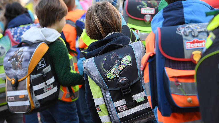 Damit Kinder an den Schulen ihren Weg machen, brauchen manche von ihnen Hilfe. In Schweinfurt soll ein Pilotprojekt Kinder unterstützen, die mehr brauchen als Lehrer und zusätzliche Kräfte für den Sprachunterricht.