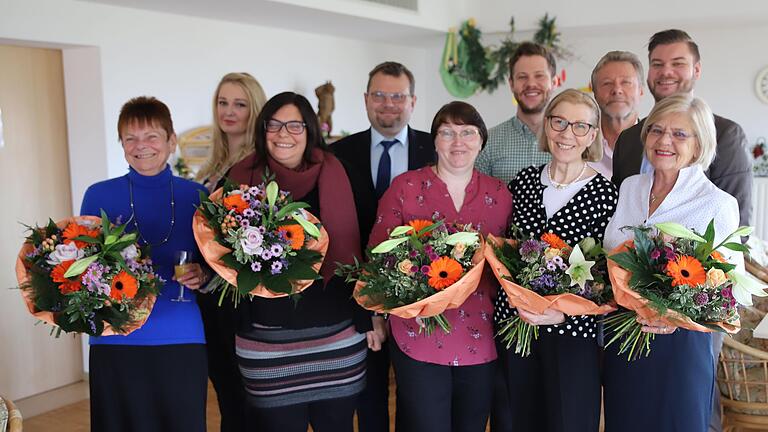 Freude und Dank bei der Übernahme der Seniorenresidenz Wiesentheid (von links): Ursula Lang, Nicole Parakenings, Janna Klipp-Sebold, Bürgermeister Werner Knaier, Svetlana Becker, Sebastian Preißner, Edita Strese, Gerhard Preißner, Florian Preißner, Maria Preißner, (von links) feiern die Übernahme der Seniorenresidenz Wiesentheid. Freude und Dank bei der Übernahme der Seniorenresidenz Wiesentheid (von links): Ursula Lang, Nicole Parakenings, Janna Klipp-Sebold, Bürgermeister Werner Knaier, Svetlana Becker, Sebastian Preißner, Edita Strese, Gerhard Preißner, Florian Preißner, Maria Preißner, (von links) feiern die Übernahme der Seniorenresidenz Wiesentheid.
