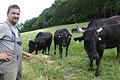 Der Besuch bei seinen Wagyu-Rindern gehört für Florian Richter zu den täglichen Aufgaben.