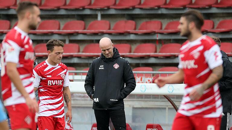 Zum Kopfschütteln: Kickers-Coach Marco Antwerpen ist über den Auftritt seines Teams gegen Bochum sichtlich enttäuscht. Zum Kopfschütteln: Kickers-Coach Marco Antwerpen ist über den Auftritt seines Teams gegen Bochum sichtlich enttäuscht.