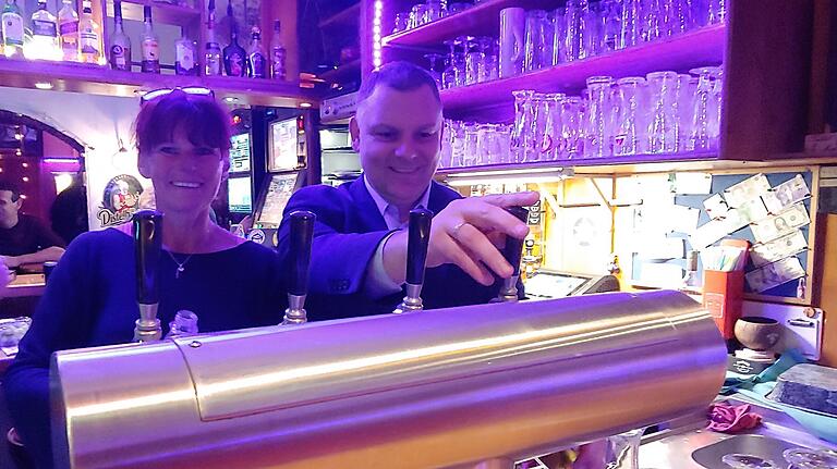 Ein Bild aus guten Zeiten: Kneipenchefin Andrea Haupt und Volkachs Bürgermeister Heiko Bäuerlein beim Bierzapfen hinter dem Tresen der Volkacher Kneipe Techtel-Mechtel.