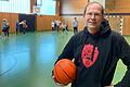 Schulleiter Matthias Schuhmann organisiert den Sportunterricht mit Trainern der Würzburg Baskets für den Landkreis Kitzingen.