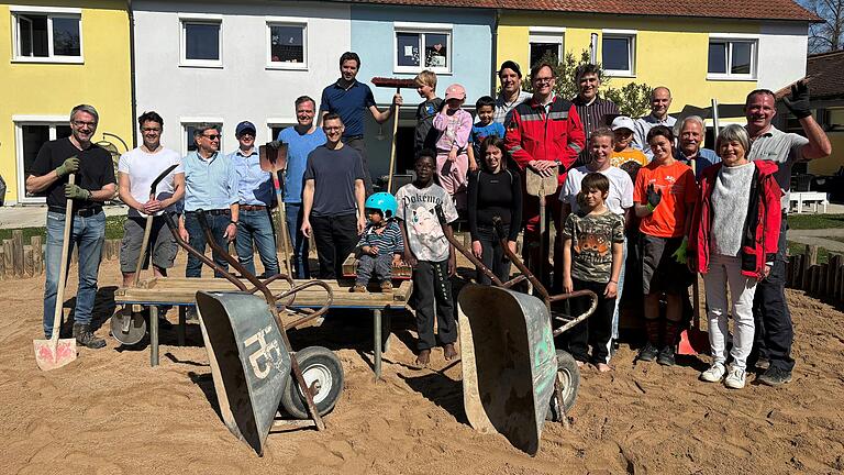 Die Helferinnen und Helfer auf dem Spielplatz im Goldenen Kinderdorf.