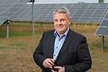 'Je größer die Anlagen, desto wirtschaftlicher sind sie': Belectric-Chef Thorsten Blanke verteidigt Solarparks, die in Mainfranken stellenweise für Kritik gesorgt haben. Das Bild zeigt Blanke inmitten einer Freiflächen-Photovoltaikanlage auf dem Gelände des Belectric-Stammsitzes in Kolitzheim.