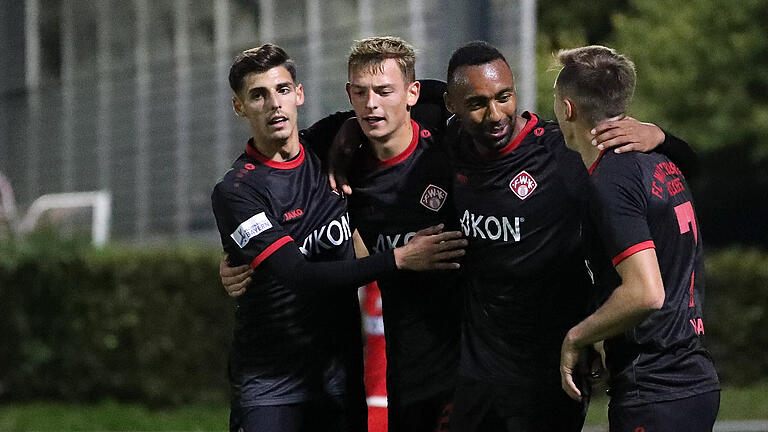 Würzburgs Franz Helmer (Zweiter von links) feierte sein Startelf-Debüt in der Regionalliga. Gemeinsam mit (von links) Ivan Franjic, Saliou Sane und Thomas Haas bejubelt er den Treffer der Rothosen zum 1:0.