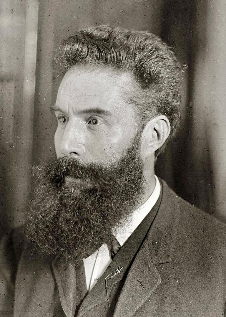 Frühes Selfie: Dieses Selbstporträt nahm der begeisterte Fotograf Wilhelm Conrad Röntgen mit Magnesiumblitz und Selbstauslöser im Juni 1891 im Hörsaal des Physikalischen Instituts am heutigen Röntgenring auf. Vier Jahre später entdeckte er in dem Institut die nach ihm benannten Strahlen. Das Foto gehört zur Sammlung des Röntgen-Museums in Remscheid-Lennep. Frühes Selfie: Dieses Selbstporträt nahm der begeisterte Fotograf Wilhelm Conrad Röntgen mit Magnesiumblitz und Selbstauslöser im Juni 1891 im Hörsaal des Physikalischen Instituts am heutigen Röntgenring auf. Vier Jahre später entdeckte er in dem Institut die nach ihm benannten Strahlen. Das Foto gehört zur Sammlung des Röntgen-Museums in Remscheid-Lennep.