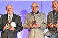 Der Ehren-Felix für das Lebenswerk: 2024 gab's dieses Bronzeschweinchen für die FC-05-Senioren-Leichtathleten (von links) Manfred Göpfert, Heribert Finster und Roland Wolf.