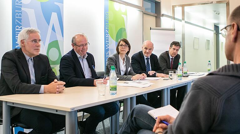 Pressekonferenz zu den ersten Coronavirus Fällen in Würzburg am im Landratsamt in Würzburg. Im Bild von links Schulamtsleiter Erwin Pfeuffer, Dr. Johann Löw (Leiter des Gesundheitsamtes), Miriam Meder (Leiterin der Corona-Koordinationsgruppe am Landratsamt), Landrat Eberhard Nuß und OB Christian Schuchardt. Pressekonferenz zu den ersten Coronavirus Fällen in Würzburg am im Landratsamt in Würzburg. Im Bild von links Schulamtsleiter Erwin Pfeuffer, Dr. Johann Löw (Leiter des Gesundheitsamtes), Miriam Meder (Leiterin der Corona-Koordinationsgruppe am Landratsamt), Landrat Eberhard Nuß und OB Christian Schuchardt.