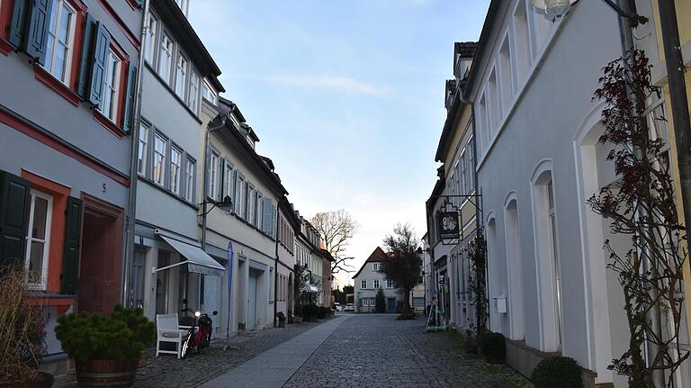 Blick von der Stadt ins Dorf. Wer den Zürch betritt, entschleunigt, schlendert unwillkürlich gelassener durch die schmalen Gassen. Blick von der Stadt ins Dorf. Wer den Zürch betritt, entschleunigt, schlendert unwillkürlich gelassener durch die schmalen Gassen.